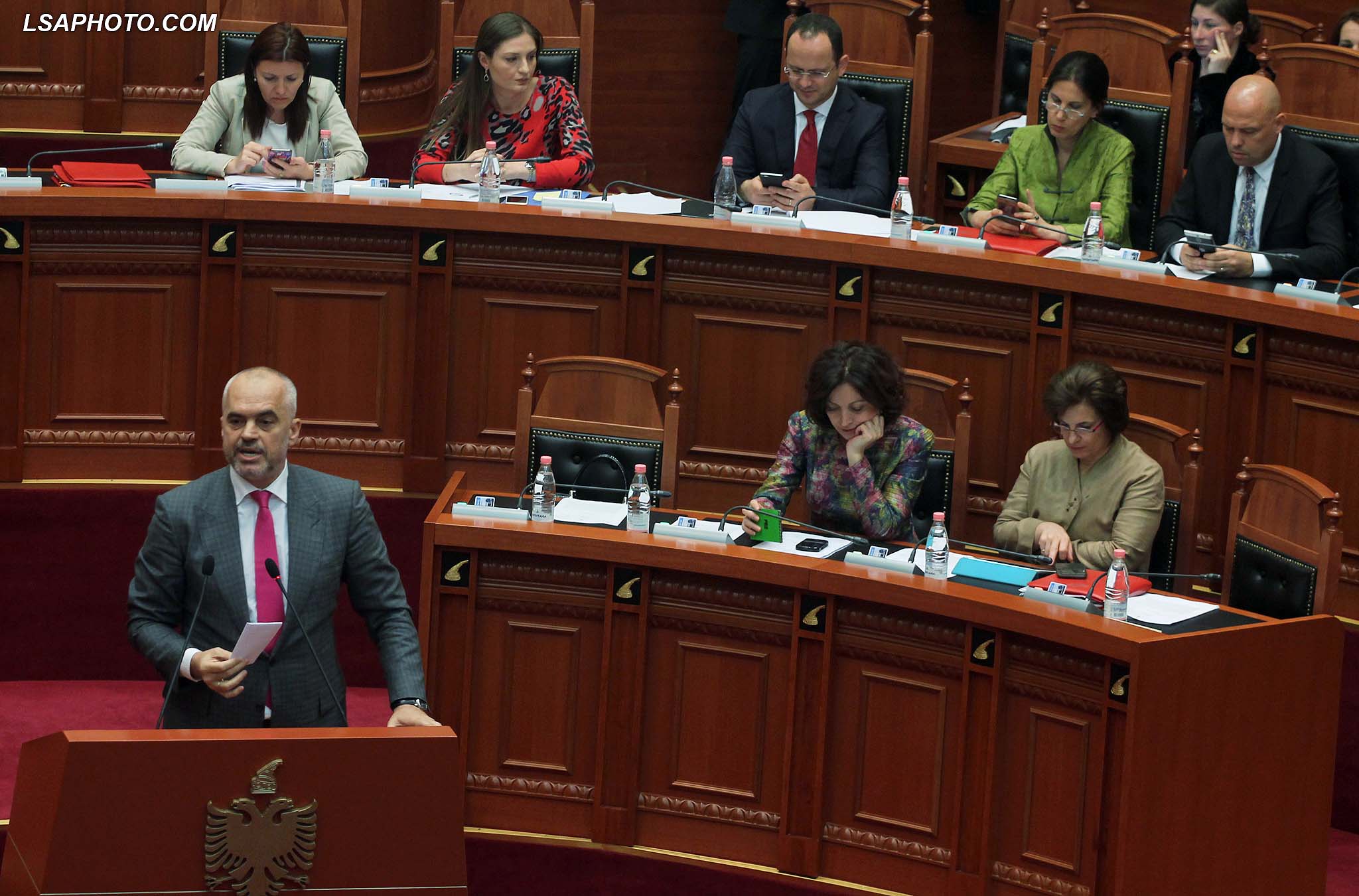 Kryeministri-Edi-Rama-duke-folur-gjate-nje-seance-parlamentare